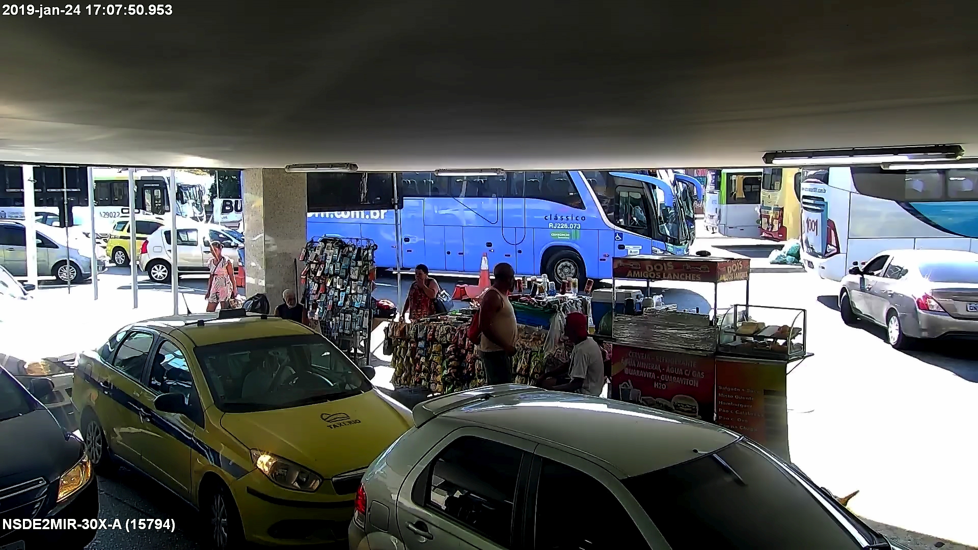 Falta espaço para pedestres no entorno da Rodoviária do Rio. Eles ainda correm risco ao consumir produtos sem fiscalização