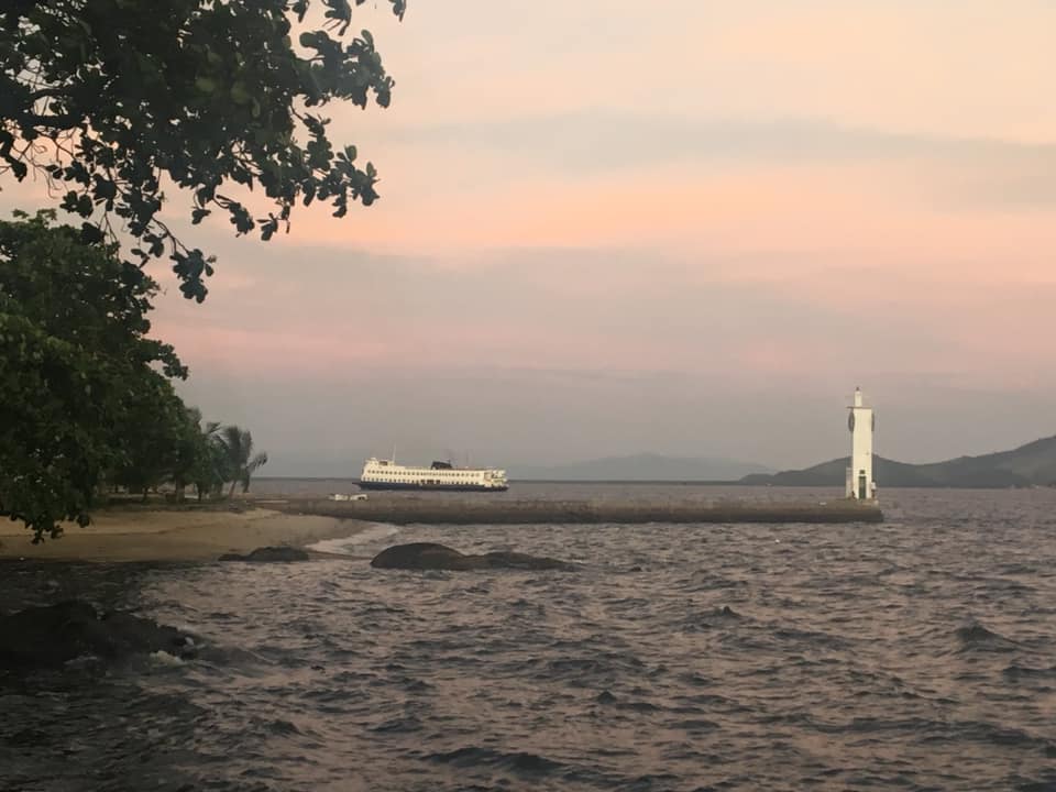 Barca se aproxima da ilha