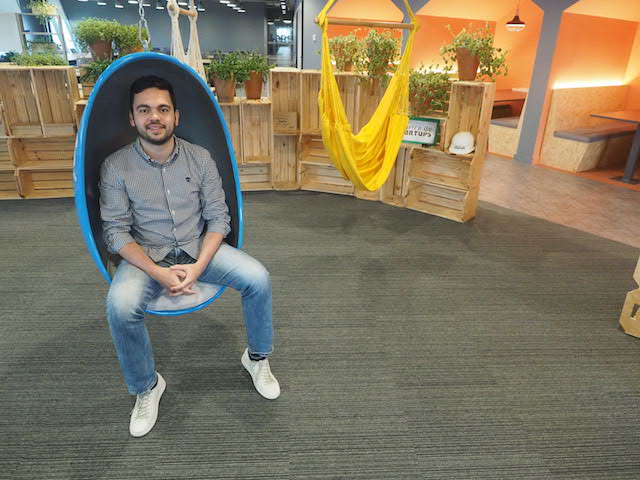 Hector Gusmão, CEO da Fábrica de Startups, em balanço feito de orelhão