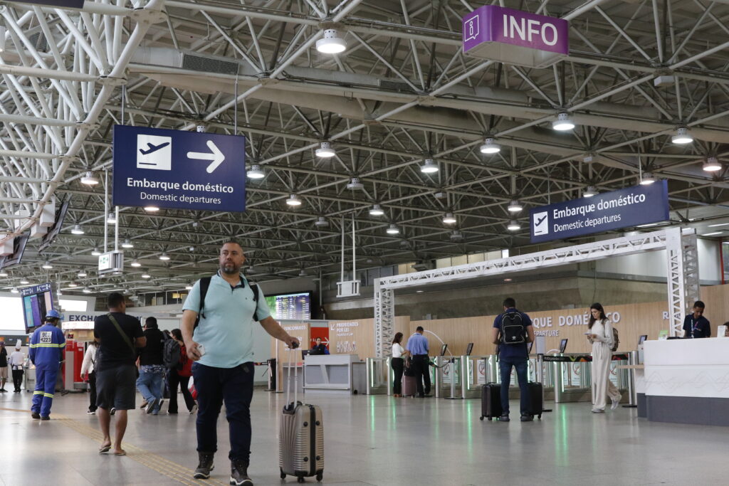 passageiro anda pelo saguão do Galeão