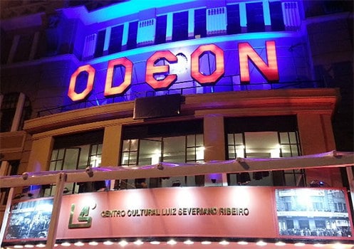 O cine Odeon fica localizado na Cinelândia, onde antigamente concentrava-se uma grande quantidade de cinemas na cidade.