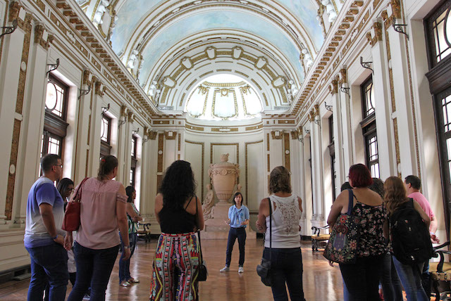 Grupos de visitantes conhecem as instalações do Palácio Tiradentes