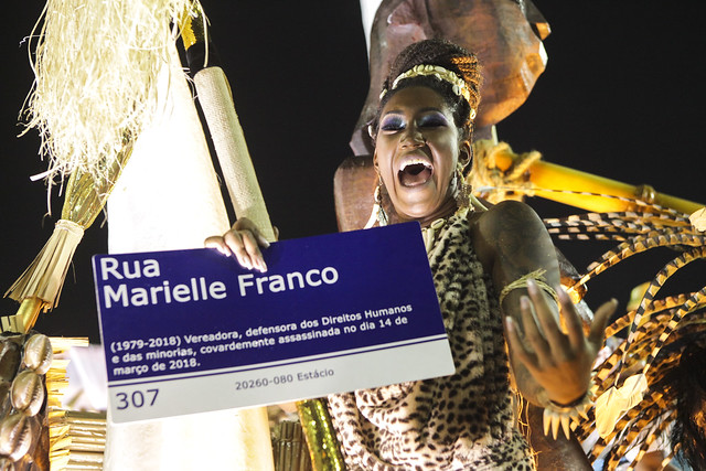 Integrante da Mangueira desfila com placa de Marielle Franco