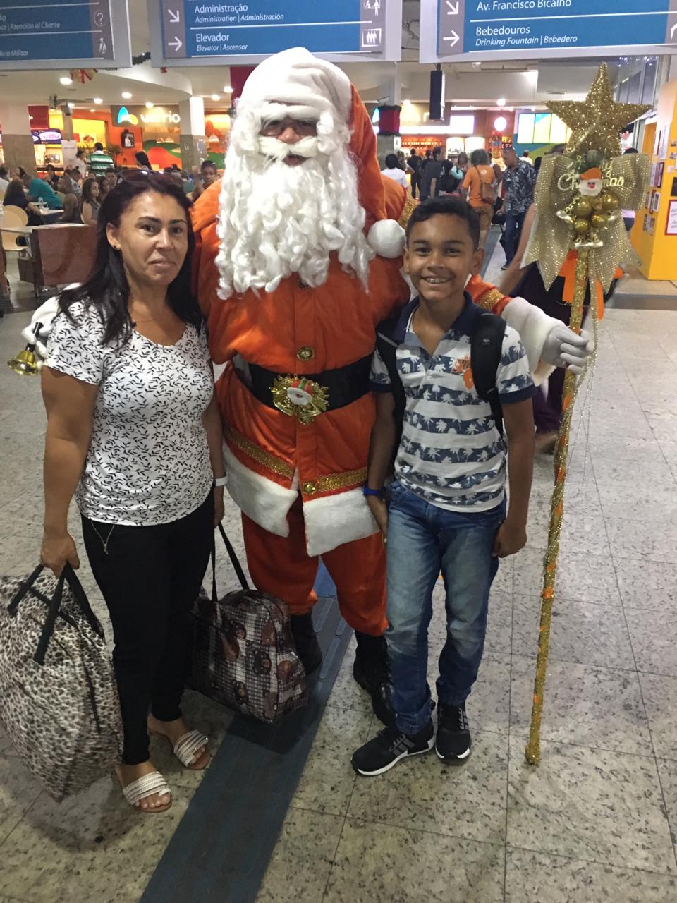 Papai Noel vestido de laranja na campanha #DezembroLaranja na Rodoviária do Rio