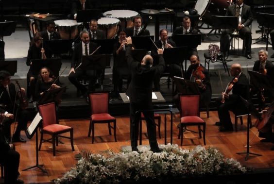 Claudio Cruz será o regente da Orquestra na noite do dia 19 (Divulgação)