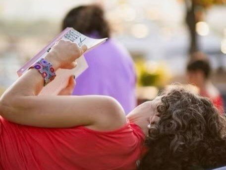O modelo foi inspirado em uma experiência de leitura coletiva em Nova Iorque e adaptado ao Rio com encontros a céu aberto
